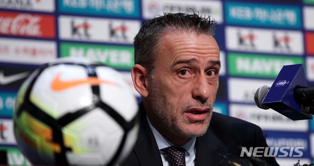 【고양=뉴시스】고범준 기자 = 파울루 벤투 한국 축구대표팀 감독이 23일 오전 경기도 고양시 엠블호텔 고양에서 열린 취임 기자회견에서 취임 소감을 말하고 있다. 2018.08.23. bjko@newsis.com