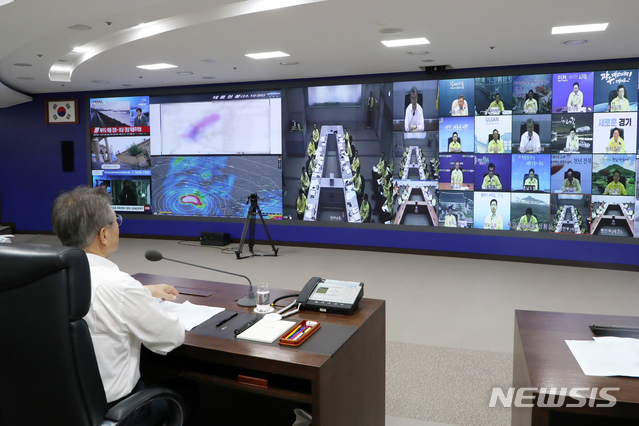 【서울=뉴시스】박진희 기자 = 문재인 대통령은 23일 청와대 국가위기관리센터 상황실에서 제19호 태풍 '솔릭(SOULIK)' 대처 상황 긴급 점검회의를 주재하고 전국 시도지사를 비롯한 관계 부처 장관들로부터 상황을 보고 받고 있다.&nbsp; 화상회의로 진행된 회의에는 청와대 비서실장, 정책실장, 안보실장, 정무·소통·경제·사회수석, 안보1차장, 국가위기관리센터장 등과 교육·행안·통일·농림·산자·환경·국토·해수부장관, 국무조정실장, 산림·기상·소방·해경청장 및 17개 시·도 단체장이 참석했다. 2018.08.23. (사진=청와대 제공) photo@newsis.com 