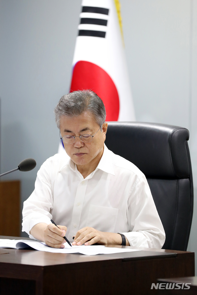 【서울=뉴시스】박진희 기자 = 문재인 대통령은 23일 청와대 국가위기관리센터 상황실에서 제19호 태풍 '솔릭(SOULIK)' 대처 상황 긴급 점검회의를 주재하고 전국 시도지사를 비롯한 관계 부처 장관들로부터 상황을 보고 받고 있다.&nbsp; 화상회의로 진행된 회의에는 청와대 비서실장, 정책실장, 안보실장, 정무·소통·경제·사회수석, 안보1차장, 국가위기관리센터장 등과 교육·행안·통일·농림·산자·환경·국토·해수부장관, 국무조정실장, 산림·기상·소방·해경청장 및 17개 시·도 단체장이 참석했다. 2018.08.23. (사진=청와대 제공) photo@newsis.com 