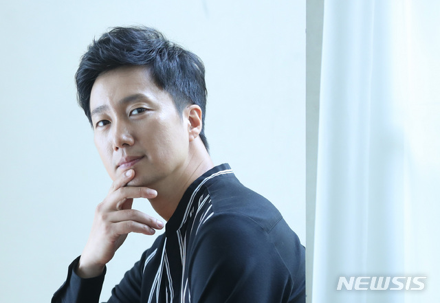 【서울=뉴시스】조수정 기자 = 영화 '상류사회' 배우 박해일이 23일 오후 서울 종로구 팔판동 웨스트19에서 인터뷰에 앞서 포즈를 취하고 있다. 2018.08.23. chocrystal@newsis.com