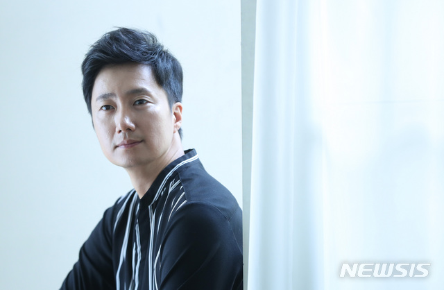 【서울=뉴시스】조수정 기자 = 영화 '상류사회' 배우 박해일이 23일 오후 서울 종로구 팔판동 웨스트19에서 인터뷰에 앞서 포즈를 취하고 있다. 2018.08.23. chocrystal@newsis.com