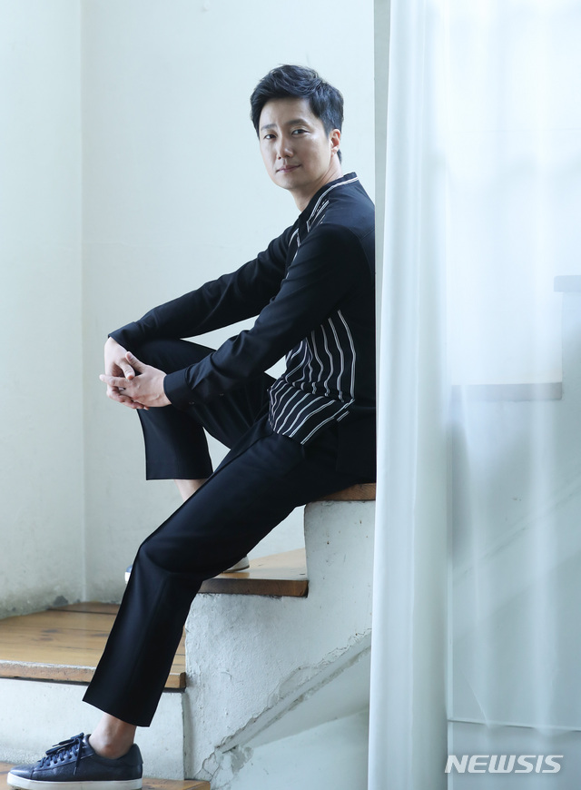 【서울=뉴시스】조수정 기자 = 영화 '상류사회' 배우 박해일이 23일 오후 서울 종로구 팔판동 웨스트19에서 인터뷰에 앞서 포즈를 취하고 있다. 2018.08.23. chocrystal@newsis.com