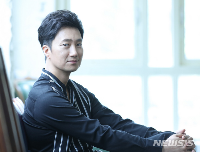 【서울=뉴시스】조수정 기자 = 영화 '상류사회' 배우 박해일이 23일 오후 서울 종로구 팔판동 웨스트19에서 인터뷰에 앞서 포즈를 취하고 있다. 2018.08.23. chocrystal@newsis.com