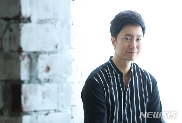 【서울=뉴시스】조수정 기자 = 영화 '상류사회' 배우 박해일이 23일 오후 서울 종로구 팔판동 웨스트19에서 인터뷰에 앞서 포즈를 취하고 있다. 2018.08.23. chocrystal@newsis.com