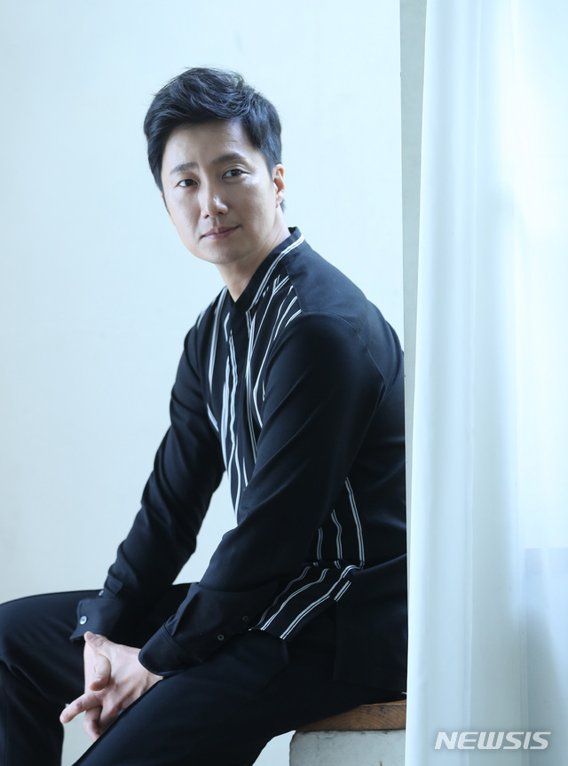 【서울=뉴시스】조수정 기자 = 영화 '상류사회' 배우 박해일이 23일 오후 서울 종로구 팔판동 웨스트19에서 인터뷰에 앞서 포즈를 취하고 있다. 2018.08.23. chocrystal@newsis.com