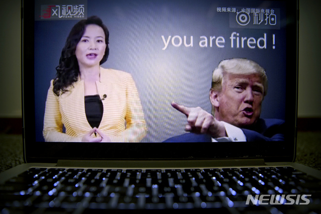 【 베이징 = AP/뉴시스】 도널드 트럼프 미국 대통령이 11일(현지시간) 폭스뉴스와의 인터뷰에서 "중국경제를 더 침체시킬 수 있는 조치가 많이 있다"고 경고하며 미국에 대항하는 중국의 자세 전환을 촉구했다. 사진은 지난 8월23일 중-미 무역전쟁을 보도하는 중국 TV 뉴스.. 2018.10.11&nbsp; 