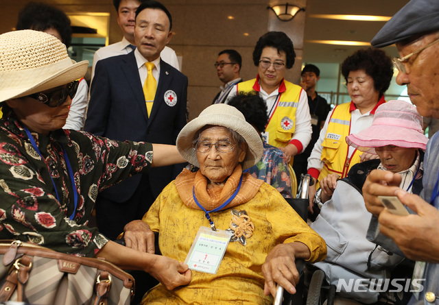 【속초=뉴시스】뉴스통신취재단 = 제21차 이산가족 상봉행사 2차를 하루 앞둔 23일 오후 강원도 속초시 한화리조트에서 남측 최고령자 강정옥(100)할머니와 가족들이 등록을 하고 있다.&nbsp; 24∼26일 열리는 2차 상봉에서는 북측에서 이산가족 상봉을 신청한 83명과 동반 가족들이 남측가족 337명을 만날 예정이다. 2018.08.23.&nbsp; photo@newsis.com 
