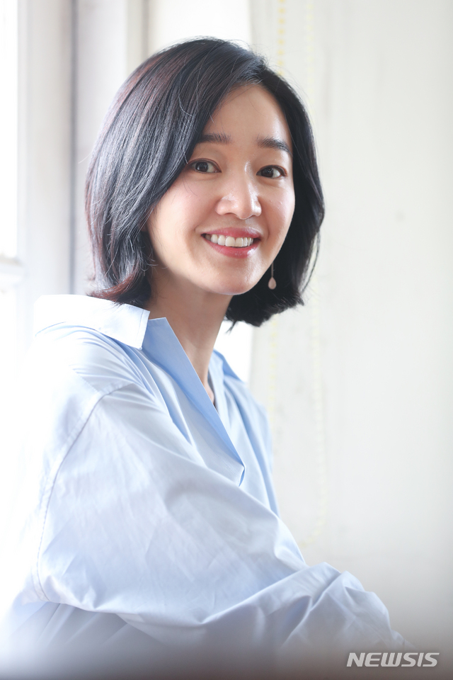 【서울=뉴시스】조수정 기자 = 영화 '상류사회' 배우 수애가 23일 오후 서울 종로구 팔판동 웨스트19에서 인터뷰에 앞서 포즈를 취하고 있다. 2018.08.23. chocrystal@newsis.com