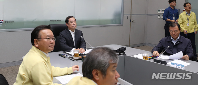 【서울=뉴시스】전진환 기자 = 김병준 자유한국당 비대위원장이 23일 오후 서울 종로구 정부서울청사 중앙재난안전상황실을 방문해 제19호 태풍 '솔릭' 대처상황을 점검하고 있다. 2018.08.23. amin2@newsis.com