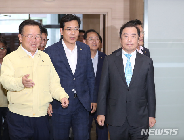 【서울=뉴시스】전진환 기자 = 김병준 자유한국당 비대위원장이 23일 오후 서울 종로구 정부서울청사 중앙재난안전상황실을 방문해 김부겸 행정안전부 장관의 안내를 받고 있다. 2018.08.23. amin2@newsis.com