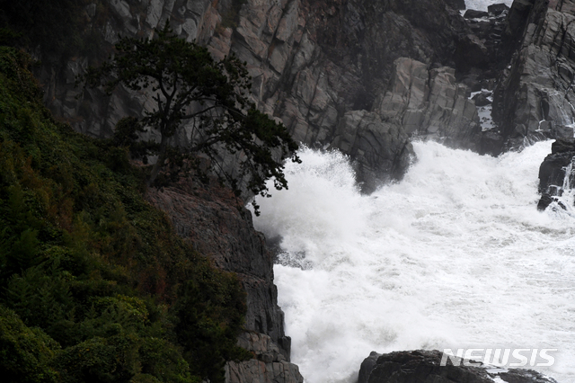 【남해=뉴시스】차용현 기자 = 제19호 태풍 ‘솔릭’이 북상하고 있는 가운데 23일 오후 경남 남해군 남면 달랭이마을 해안에 거센 파도가 몰아치고 있다. 2018.08.23.&nbsp; con@newsis.com