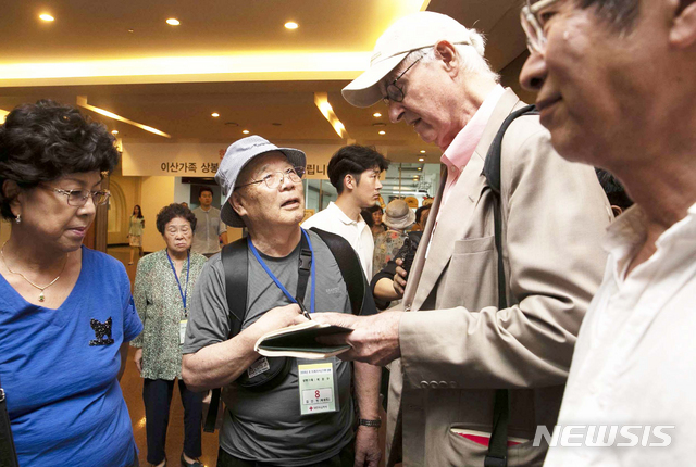 【속초=뉴시스】김진아 기자 = 제21차 이산가족 상봉행사 2회차 등록날인 23일 오후 강원도 속초 한화리조트에서 남측 가족들이 외신 기자들과 인터뷰를 하고 있다. 2018.08.23. bluesoda@newsis.com