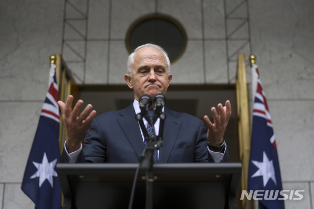 【캔버라=AP/뉴시스】맬컴 턴불 호주 총리가 23일 캔버라 국회의사당 앞에서 집권 자민당 내 일부 의원 및 장관들이 자신의 리더십에 도전하는데 대해 굴복하지 않겠다고 밝히고 있다. 2018.08.23