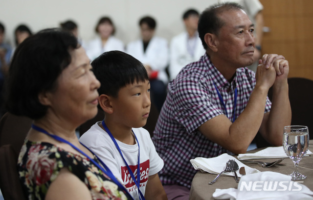 【속초=뉴시스】김진아 기자 = 제21차 이산가족 상봉행사 2회차 등록날인 23일 오후 강원도 속초 한화리조트에서 2차 이산가족 상봉 대상자들이 방북교육을 받고 있다. 2018.08.23.&nbsp; bluesoda@newsis.com