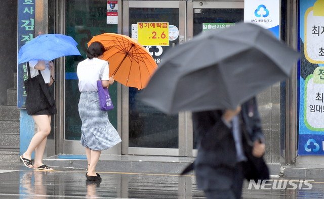 【광주=뉴시스】류형근 기자 = 태풍 '솔릭'의 직접 영향권에 든 23일 오후 광주 동구 광주지방법원 앞에서 시민들이 우산을 든 채 퇴근을 서두르고 있다. 2018.08.23.&nbsp; hgryu77@newsis.om