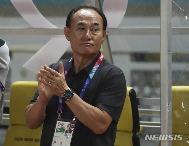 【자카르타(인도네시아)=뉴시스】최진석 기자 = 23일(현지시각) 오후 인도네시아 자와바랏주 브카시 치카랑 위봐와 묵티 스타디움에서 열린 '2018 자카르타·팔렘방 아시안게임' 축구 남자 16강 대한민국과 이란의 경기. 대한민국 김학범 감독이 그라운드를 바라보고 있다. (Canon EOS-1D X Mark Ⅱ EF200-400 f4.5-5.6 IS Ⅱ USM ISO 3200, 셔터 1/250, 조리개 4.5) 2018.08.23. myjs@newsis.com