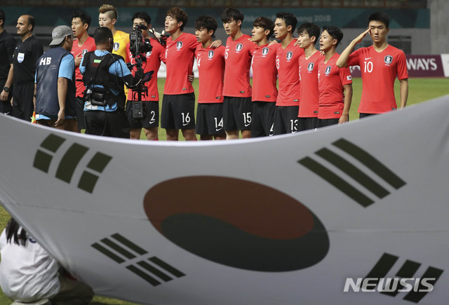 【자카르타(인도네시아)=뉴시스】최진석 기자 = 23일(현지시각) 오후 인도네시아 자와바랏주 브카시 치카랑 위봐와 묵티 스타디움에서 열린 '2018 자카르타·팔렘방 아시안게임' 축구 남자 16강 대한민국과 이란의 경기. 대한민국 선수들이 애국가를 부르고 있다. (Canon EOS-1D X Mark Ⅱ EF200-400 f4.5-5.6 IS Ⅱ USM ISO 3200, 셔터 1/250, 조리개 4.5) 2018.08.23. myjs@newsis.com
