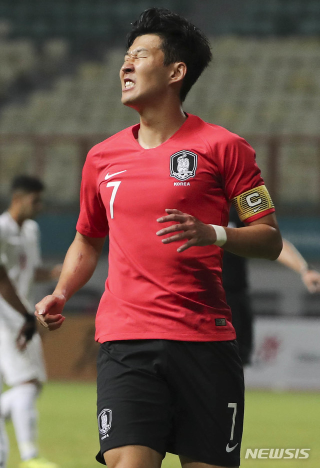 【자카르타(인도네시아)=뉴시스】최진석 기자 = 23일(현지시각) 오후 인도네시아 자와바랏주 브카시 치카랑 위봐와 묵티 스타디움에서 열린 '2018 자카르타·팔렘방 아시안게임' 축구 남자 16강 대한민국과 이란의 경기. 대한민국 손흥민이 슛이 빗나가자 아쉬워하고 있다. (Canon EOS-1D X Mark Ⅱ EF200-400 f4.5-5.6 IS Ⅱ USM ISO 3200, 셔터 1/1000, 조리개 4.5) 2018.08.23. myjs@newsis.com