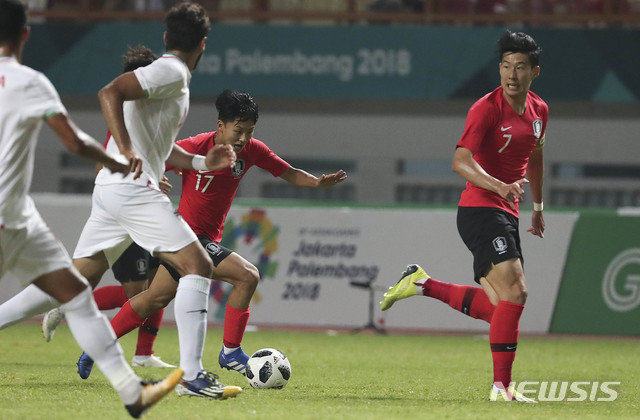 【자카르타(인도네시아)=뉴시스】최진석 기자 = 23일(현지시각) 오후 인도네시아 자와바랏주 브카시 치카랑 위봐와 묵티 스타디움에서 열린 '2018 자카르타·팔렘방 아시안게임' 축구 남자 16강 대한민국과 이란의 경기. 대한민국 이승우와 손흥민이 돌파를 하고 있다. (Canon EOS-1D X Mark Ⅱ EF200-400 f4.5-5.6 IS Ⅱ USM ISO 3200, 셔터 1/1000, 조리개 4.5) 2018.08.23. myjs@newsis.com