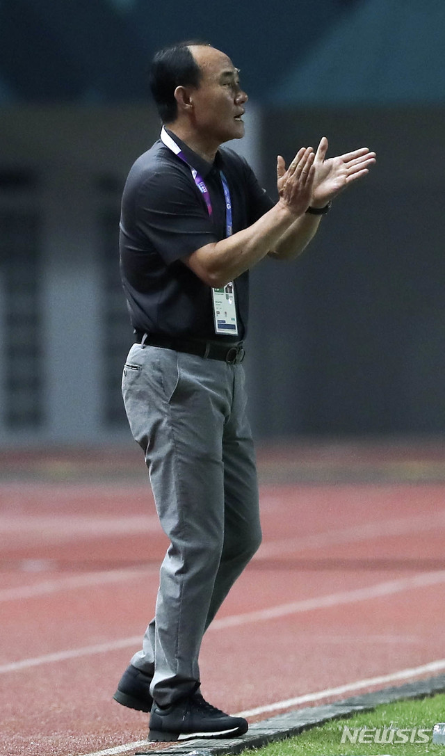 【자카르타(인도네시아)=뉴시스】최진석 기자 = 23일(현지시각) 오후 인도네시아 자와바랏주 브카시 치카랑 위봐와 묵티 스타디움에서 열린 '2018 자카르타·팔렘방 아시안게임' 축구 남자 16강 대한민국과 이란의 경기. 대한민국 김학범 감독이 선수들을 격려하고 있다. (Canon EOS-1D X Mark Ⅱ EF200-400 f4.5-5.6 IS Ⅱ USM ISO 3200, 셔터 1/1000, 조리개 4.5) 2018.08.23. myjs@newsis.com