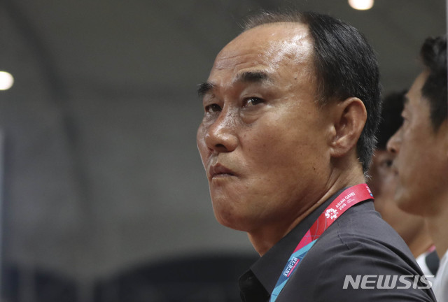 【자카르타(인도네시아)=뉴시스】최진석 기자 = 23일(현지시각) 오후 인도네시아 자와바랏주 브카시 치카랑 위봐와 묵티 스타디움에서 열린 '2018 자카르타·팔렘방 아시안게임' 축구 남자 16강 대한민국과 이란의 경기. 대한민국 김학범 감독이 그라운드를 바라보고 있다. (Canon EOS-1D X Mark Ⅱ EF200-400 f4.5-5.6 IS Ⅱ USM ISO 3200, 셔터 1/1000, 조리개 4.5) 2018.08.23. myjs@newsis.com