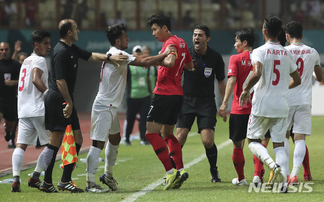 【자카르타(인도네시아)=뉴시스】최진석 기자 = 23일(현지시각) 오후 인도네시아 자와바랏주 브카시 치카랑 위봐와 묵티 스타디움에서 열린 '2018 자카르타·팔렘방 아시안게임' 축구 남자 16강 대한민국과 이란의 경기. 대한민국 손흥민과 이란 선수가 몸싸움을 벌이고 있다. (Canon EOS-1D X Mark Ⅱ EF200-400 f4.5-5.6 IS Ⅱ USM ISO 3200, 셔터 1/1000, 조리개 4.5) 2018.08.23. myjs@newsis.com