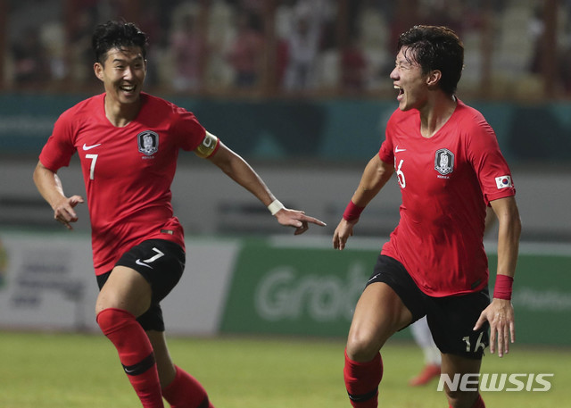 【자카르타(인도네시아)=뉴시스】최진석 기자 = 23일(현지시각) 오후 인도네시아 자와바랏주 브카시 치카랑 위봐와 묵티 스타디움에서 열린 '2018 자카르타·팔렘방 아시안게임' 축구 남자 16강 대한민국과 이란의 경기. 대한민국 황의조가 선제골을 넣은 뒤 손흥민과 기뻐하고 있다. (Canon EOS-1D X Mark Ⅱ EF200-400 f4.5-5.6 IS Ⅱ USM ISO 3200, 셔터 1/1000, 조리개 4.5) 2018.08.23.&nbsp; myjs@newsis.com 