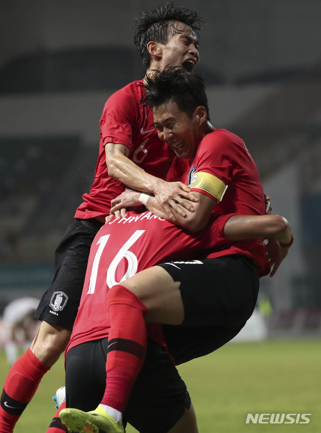 【자카르타(인도네시아)=뉴시스】최진석 기자 = 23일(현지시각) 오후 인도네시아 자와바랏주 브카시 치카랑 위봐와 묵티 스타디움에서 열린 '2018 자카르타·팔렘방 아시안게임' 축구 남자 16강 대한민국과 이란의 경기. 대한민국 황의조가 선제골을 넣은 뒤 손흥민과 기뻐하고 있다. (Canon EOS-1D X Mark Ⅱ EF200-400 f4.5-5.6 IS Ⅱ USM ISO 3200, 셔터 1/1000, 조리개 4.5) 2018.08.23.&nbsp; myjs@newsis.com 