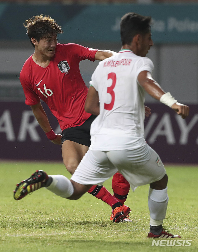 【자카르타(인도네시아)=뉴시스】최진석 기자 = 23일(현지시각) 오후 인도네시아 자와바랏주 브카시 치카랑 위봐와 묵티 스타디움에서 열린 '2018 자카르타·팔렘방 아시안게임' 축구 남자 16강 대한민국과 이란의 경기. 대한민국 황의조가 선제골을 넣고 있다. (Canon EOS-1D X Mark Ⅱ EF200-400 f4.5-5.6 IS Ⅱ USM ISO 3200, 셔터 1/1000, 조리개 4.5) 2018.08.23. myjs@newsis.com