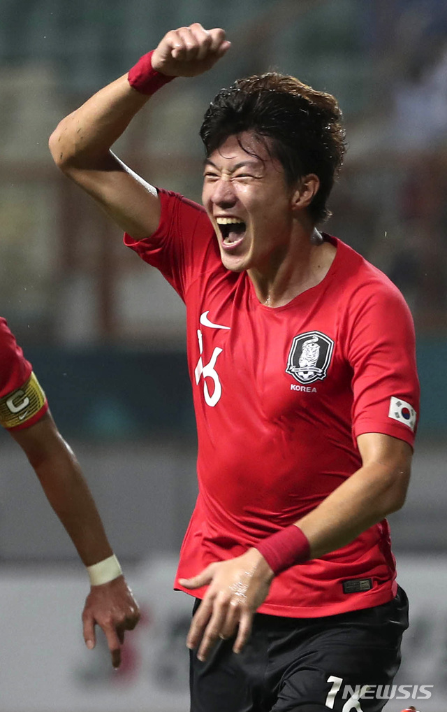 【자카르타(인도네시아)=뉴시스】최진석 기자 = 23일(현지시각) 오후 인도네시아 자와바랏주 브카시 치카랑 위봐와 묵티 스타디움에서 열린 '2018 자카르타·팔렘방 아시안게임' 축구 남자 16강 대한민국과 이란의 경기. 대한민국 황의조가 선제골을 넣은 뒤 손흥민과 기뻐하고 있다. (Canon EOS-1D X Mark Ⅱ EF200-400 f4.5-5.6 IS Ⅱ USM ISO 3200, 셔터 1/1000, 조리개 4.5) 2018.08.23.&nbsp; myjs@newsis.com