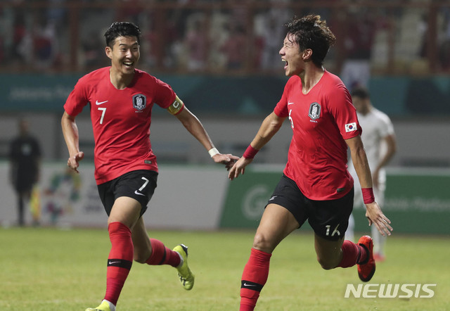 【자카르타(인도네시아)=뉴시스】최진석 기자 = 23일(현지시각) 오후 인도네시아 자와바랏주 브카시 치카랑 위봐와 묵티 스타디움에서 열린 '2018 자카르타·팔렘방 아시안게임' 축구 남자 16강 대한민국과 이란의 경기. 대한민국 황의조가 선제골을 넣은 뒤 손흥민과 기뻐하고 있다. (Canon EOS-1D X Mark Ⅱ EF200-400 f4.5-5.6 IS Ⅱ USM ISO 3200, 셔터 1/800, 조리개 4.0) 2018.08.23.&nbsp; myjs@newsis.com