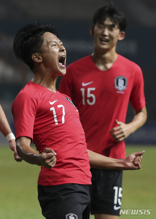 【자카르타(인도네시아)=뉴시스】최진석 기자 = 23일(현지시각) 오후 인도네시아 자와바랏주 브카시 치카랑 위봐와 묵티 스타디움에서 열린 '2018 자카르타·팔렘방 아시안게임' 축구 남자 16강 대한민국과 이란의 경기. 대한민국 이승우가 골을 넣은 뒤 동료들과 기뻐하고 있다. (Canon EOS-1D X Mark Ⅱ EF200-400 f4.5-5.6 IS Ⅱ USM ISO 3200, 셔터 1/1000, 조리개 4.5) 2018.08.23.&nbsp; myjs@newsis.com