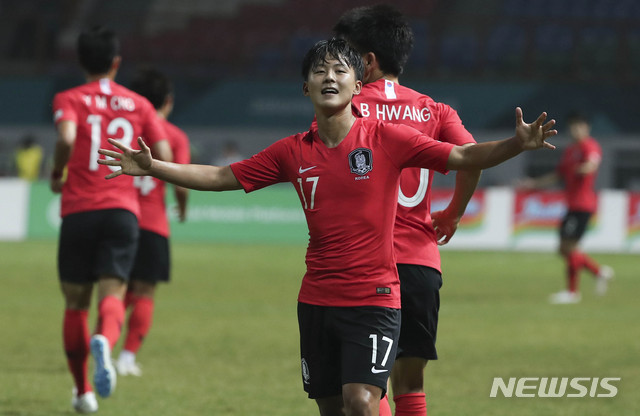 【자카르타(인도네시아)=뉴시스】최진석 기자 = 23일(현지시각) 오후 인도네시아 자와바랏주 브카시 치카랑 위봐와 묵티 스타디움에서 열린 '2018 자카르타·팔렘방 아시안게임' 축구 남자 16강 대한민국과 이란의 경기. 대한민국 이승우가 골을 넣은 뒤 기뻐하고 있다. (Canon EOS-1D X Mark Ⅱ EF200-400 f4.5-5.6 IS Ⅱ USM ISO 3200, 셔터 1/1000, 조리개 4.5) 2018.08.23. myjs@newsis.com