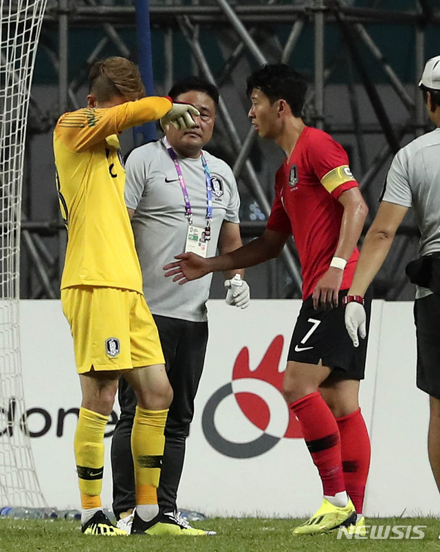 【자카르타(인도네시아)=뉴시스】최진석 기자 = 23일(현지시각) 오후 인도네시아 자와바랏주 브카시 치카랑 위봐와 묵티 스타디움에서 열린 '2018 자카르타·팔렘방 아시안게임' 축구 남자 16강 대한민국과 이란의 경기. 대한민국 조현우가 부상으로 그라운드를 빠져나가자 손흥민이 걱정하고 있다. (Canon EOS-1D X Mark Ⅱ EF200-400 f4.5-5.6 IS Ⅱ USM ISO 3200, 셔터 1/1000, 조리개 4.5) 2018.08.23.&nbsp; myjs@newsis.com