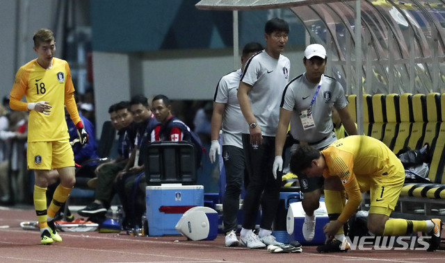 【자카르타(인도네시아)=뉴시스】최진석 기자 = 23일(현지시각) 오후 인도네시아 자와바랏주 브카시 치카랑 위봐와 묵티 스타디움에서 열린 '2018 자카르타·팔렘방 아시안게임' 축구 남자 16강 대한민국과 이란의 경기. 대한민국 조현우의 부상으로 송범근이 교체 준비를 하고 있다. (Canon EOS-1D X Mark Ⅱ EF200-400 f4.5-5.6 IS Ⅱ USM ISO 3200, 셔터 1/1000, 조리개 4.5) 2018.08.23. myjs@newsis.com