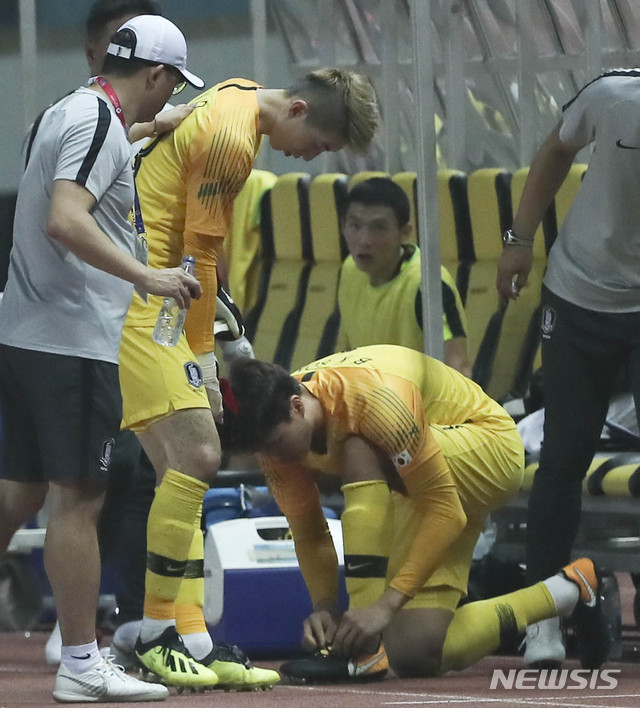【자카르타(인도네시아)=뉴시스】최진석 기자 = 23일(현지시각) 오후 인도네시아 자와바랏주 브카시 치카랑 위봐와 묵티 스타디움에서 열린 '2018 자카르타·팔렘방 아시안게임' 축구 남자 16강 대한민국과 이란의 경기. 대한민국 조현우의 부상으로 송범근이 교체 준비를 하고 있다. (Canon EOS-1D X Mark Ⅱ EF200-400 f4.5-5.6 IS Ⅱ USM ISO 3200, 셔터 1/1000, 조리개 4.5) 2018.08.23.&nbsp; myjs@newsis.com