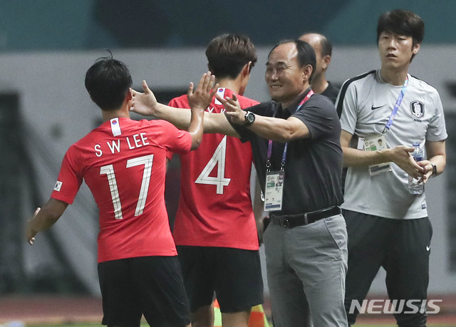 【자카르타(인도네시아)=뉴시스】최진석 기자 = 23일(현지시각) 오후 인도네시아 자와바랏주 브카시 치카랑 위봐와 묵티 스타디움에서 열린 '2018 자카르타·팔렘방 아시안게임' 축구 남자 16강 대한민국과 이란의 경기. 대한민국 이승우가 골을 넣은 뒤 김학범 감독과 기뻐하고 있다. (Canon EOS-1D X Mark Ⅱ EF200-400 f4.5-5.6 IS Ⅱ USM ISO 3200, 셔터 1/1000, 조리개 4.5) 2018.08.23. myjs@newsis.com