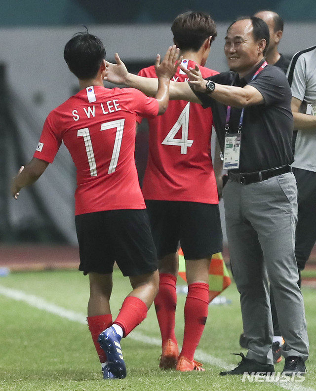 【자카르타(인도네시아)=뉴시스】최진석 기자 = 23일(현지시각) 오후 인도네시아 자와바랏주 브카시 치카랑 위봐와 묵티 스타디움에서 열린 '2018 자카르타·팔렘방 아시안게임' 축구 남자 16강 대한민국과 이란의 경기. 대한민국 이승우가 골을 넣은 뒤 김학범 감독과 기뻐하고 있다. (Canon EOS-1D X Mark Ⅱ EF200-400 f4.5-5.6 IS Ⅱ USM ISO 3200, 셔터 1/1000, 조리개 4.5) 2018.08.23. myjs@newsis.com