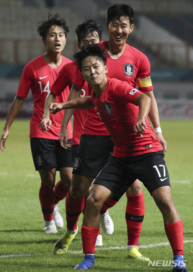 【자카르타(인도네시아)=뉴시스】최진석 기자 = 23일(현지시각) 오후 인도네시아 자와바랏주 브카시 치카랑 위봐와 묵티 스타디움에서 열린 '2018 자카르타·팔렘방 아시안게임' 축구 남자 16강 대한민국과 이란의 경기. 대한민국 선수들이 골을 넣은 뒤 기뻐하는 이승우를 바라보며 미소짓고 있다. (Canon EOS-1D X Mark Ⅱ EF200-400 f4.5-5.6 IS Ⅱ USM ISO 3200, 셔터 1/1000, 조리개 4.5) 2018.08.23. myjs@newsis.com