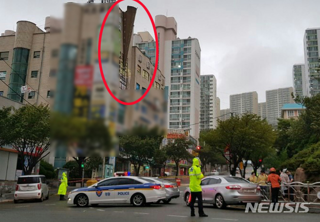 【부산=뉴시스】 하경민 기자 = 제19호 태풍 '솔릭'의 영향으로 태풍주의보가 발효 중인 24일 부산 사하구의 한 건물 옥상에 설치된 교회 철탑이 강풍에 쓰러졌다. 2018.08.24. (사진=부산소방본부 제공) yulnetphoto@newsis.com 