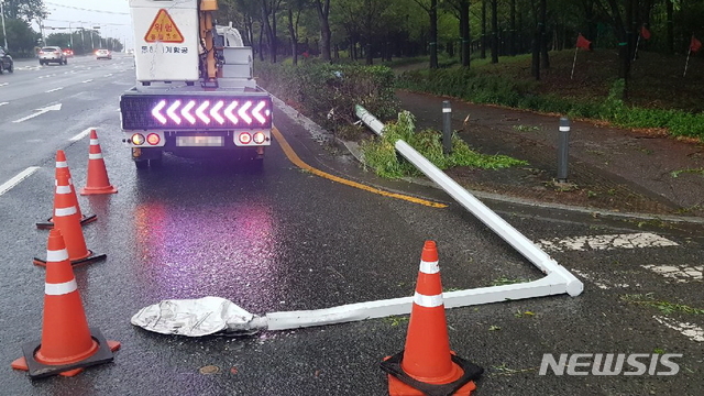 【울산=뉴시스】안정섭 기자 = 24일 새벽 태풍 '솔릭'의 영향으로 울산 남구 여천동의 한 섬유생산업체 앞 도로변에 설치된 가로등이 넘어져 있다. 2018.08.24. (사진=울산 남구 제공) photo@newsis.com