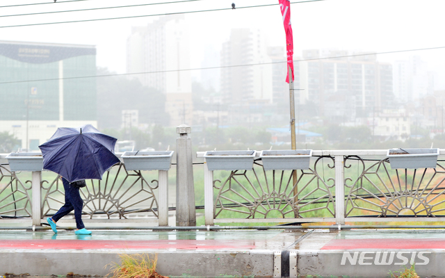 【청주=뉴시스】인진연 기자 = 제19호 태풍 '솔릭(SOULIK)'이 24일 오전 충북 지역을 관통해 제천·단양지역으로 빠져나가고 있는 가운데 청주 도심이 한산한 모습을 보이고 있다. 2018.08.24.&nbsp; inphoto@newsis.com 