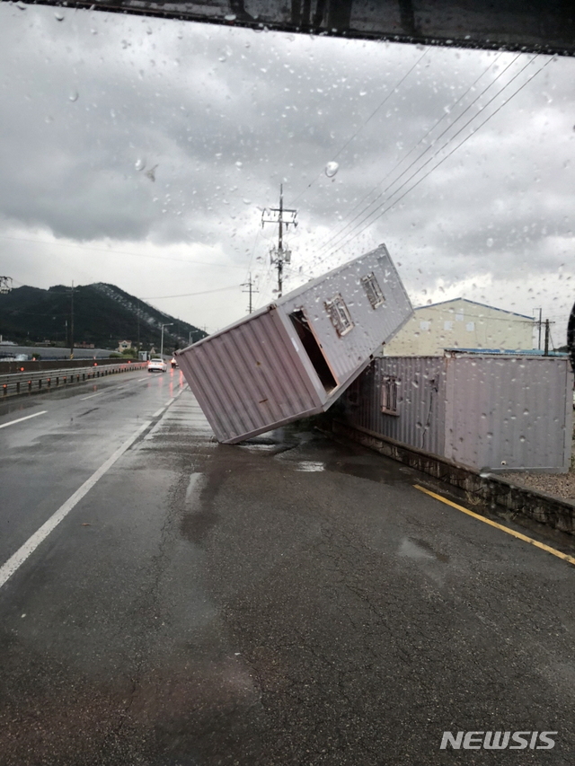 【여수=뉴시스】김석훈 기자 = 한반도를 관통하고 지나간 태풍 '솔릭'의 영향으로 23일 오후 전남 소라면 모 주유소 인근 도로에 컨테이너가 도로에 넘어져 있다. 여수소방서는 크레인을 동원해 컨테이너를 안전한 장소로 옮겼으며 인명피해는 없다고 24일 밝혔다. 2018.08.24. (사진=여수소방서 제공)&nbsp; kim@newsis.com&nbsp;&nbsp;&nbsp; 