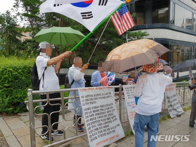 【서울=뉴시스】윤슬기 기자 = 24일 오전 서울 서초구 서울중앙지법 인근에서 박근혜 전 대통령 지지자들이 석방을 촉구하고 있다. 2018.08.24yoonseul@newsis.com