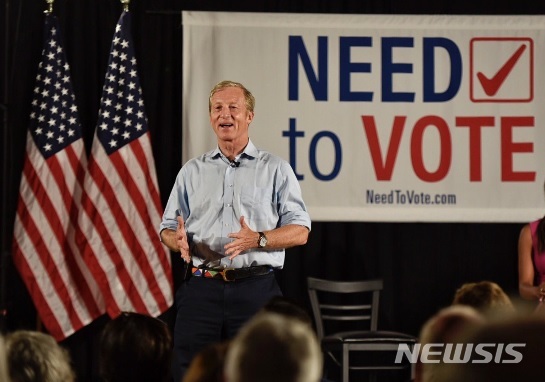 【서울=뉴시스】 도널드 트럼프 대통령의 탄핵을 적극 추진하고 있는 민주당 최대 '큰손' 억만장자 톰 스테이어가 대선 출마를 고려하고 있는 것으로 알려졌다. 미국 CNBC방송은 23일(현지시간) 복수의 소식통의 말을 인용, 스타이어가 백악관 입성을 위한 선거 운동을 준비하고 있다고 밝혔다. (사진 출처 = 스타이어 트위터) 2018.08.24