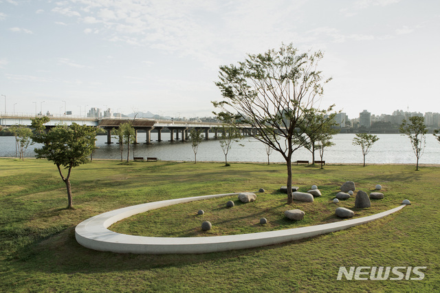 【서울=뉴시스】 여의도한강공원에 설치된 유화수 작가의 ‘여행자 정원’.사진 제공 한강예술공원 사업추진단