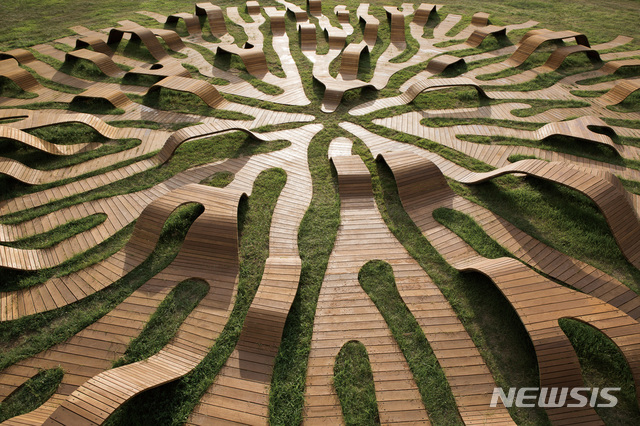 【서울=뉴시스】 한강 이촌한강공원에 조성된 이용주 작가의&nbsp; '뿌리벤치’.사진 제공 한강예술공원 사업추진단