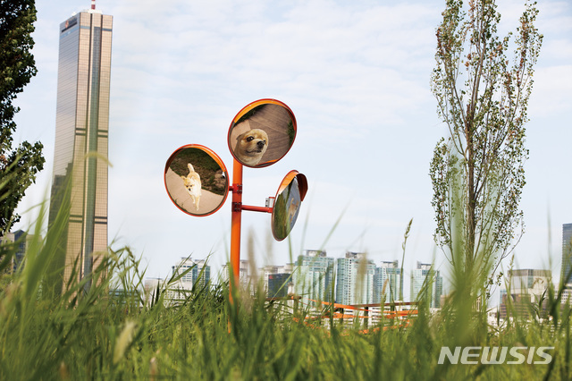 【서울=뉴시스】 한강예술공원 이촌한강공원에 설치된 최민건의 ‘컴 앤 고’. 사진 제공 한강예술공원 사업추진단