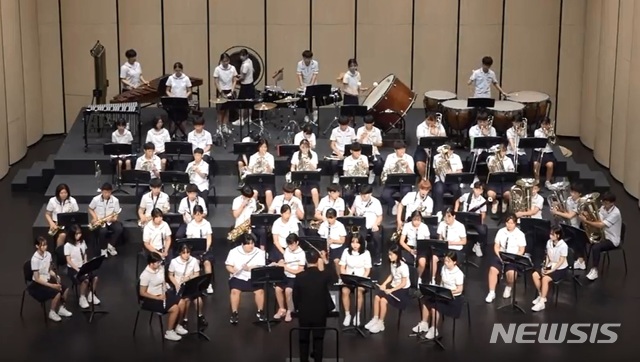 【창원=뉴시스】 홍정명 기자 = 지난 20~25일 경남 김해서부문화센터에서 열린 한국관악협회 주최·한국관악협회 김해지부 주관 '제43회 대한민국 관악 경연대회'에서 금상을 받은 양산 서창중학교 윈드오케스트라의 연주 모습.2018.08.24.(사진=서창중학교 제공) photo@newsis.com