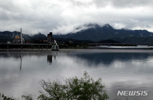 【춘천=뉴시스】한윤식 기자 = 제19호 태풍 '솔릭'이 물러난 24일 오후 강원 춘천 의암호의 하늘에 구름이 가득하다. 2018.08.24.&nbsp; ysh@newsis.com 